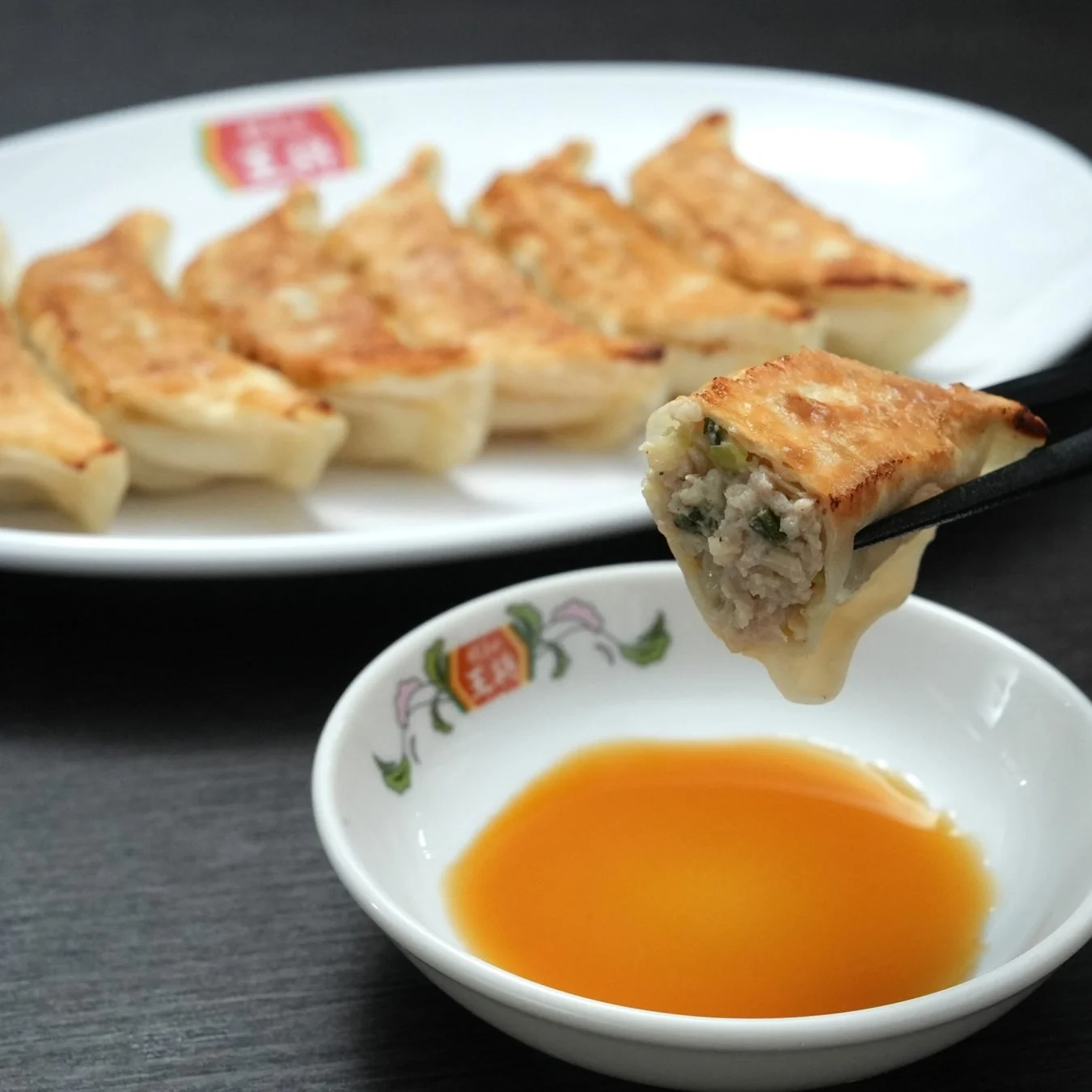 焼かれた餃子の皿