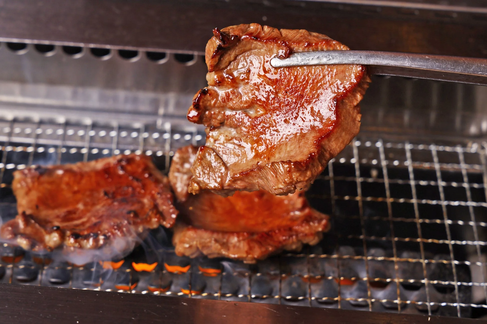 焼肉を焼く様子