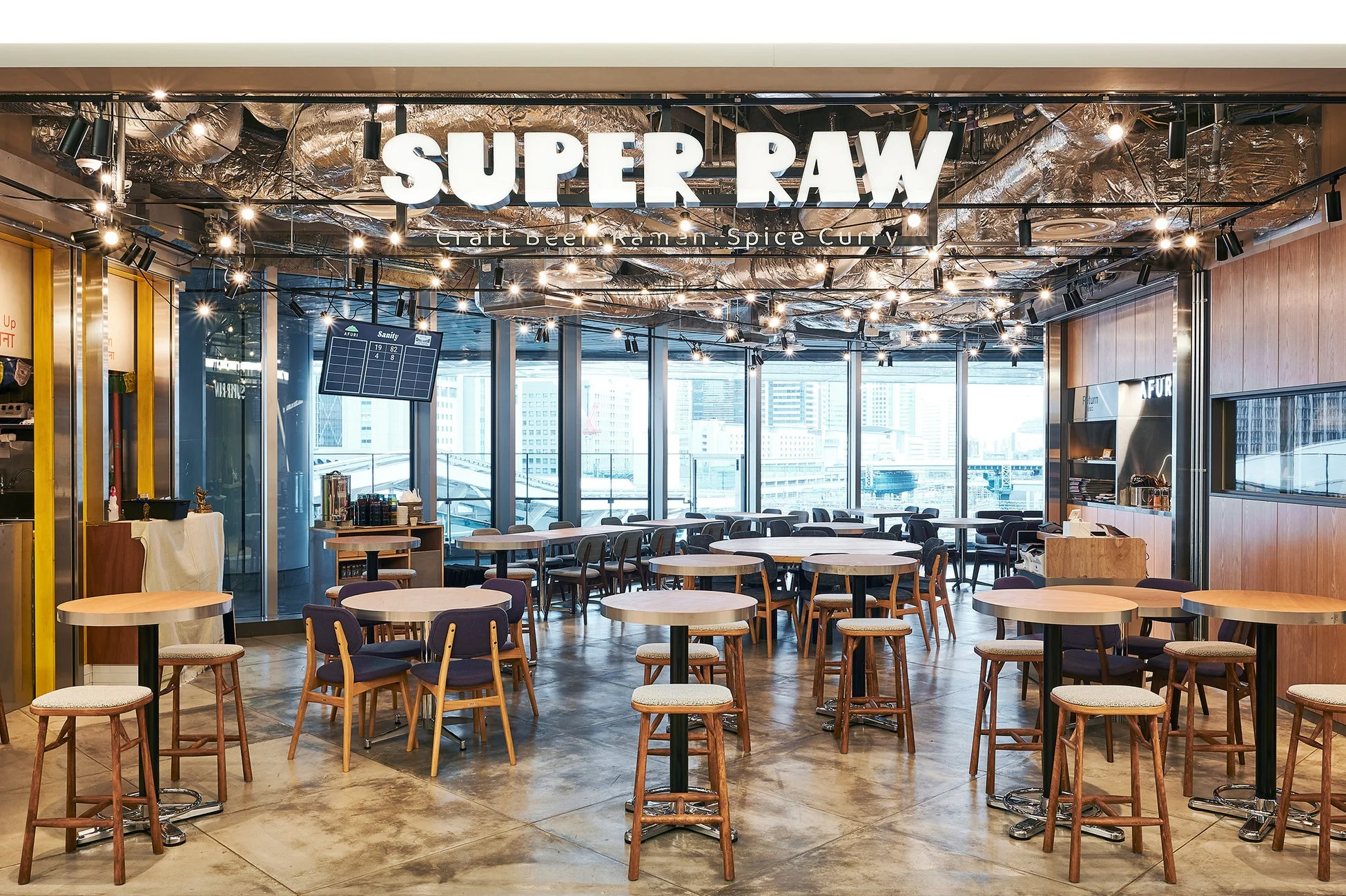 SUPER RAW店内