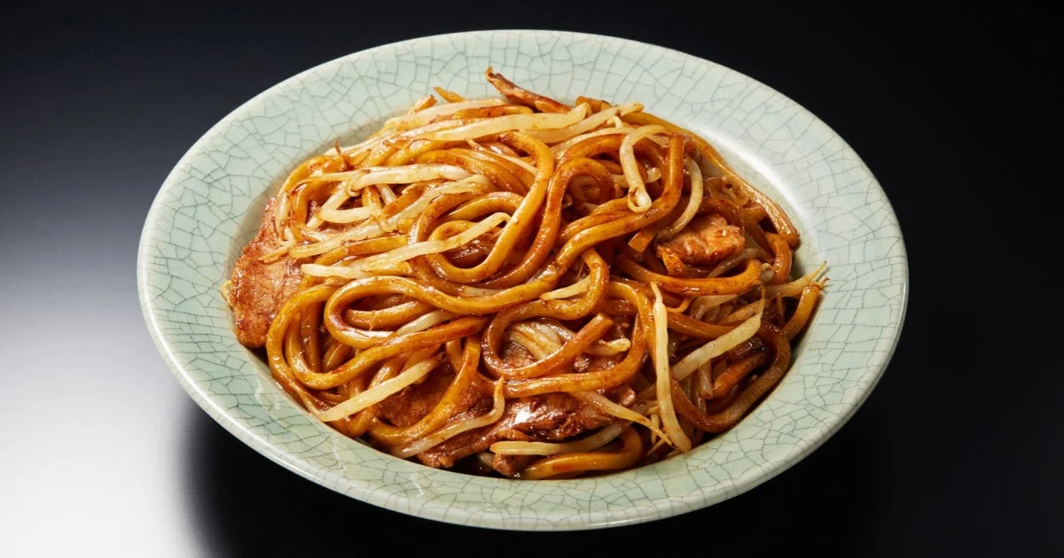 もやしと肉が入った香ばしい焼きそば