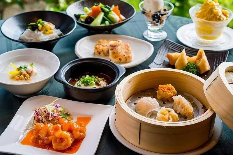 豪華な中華料理のセットメニュー