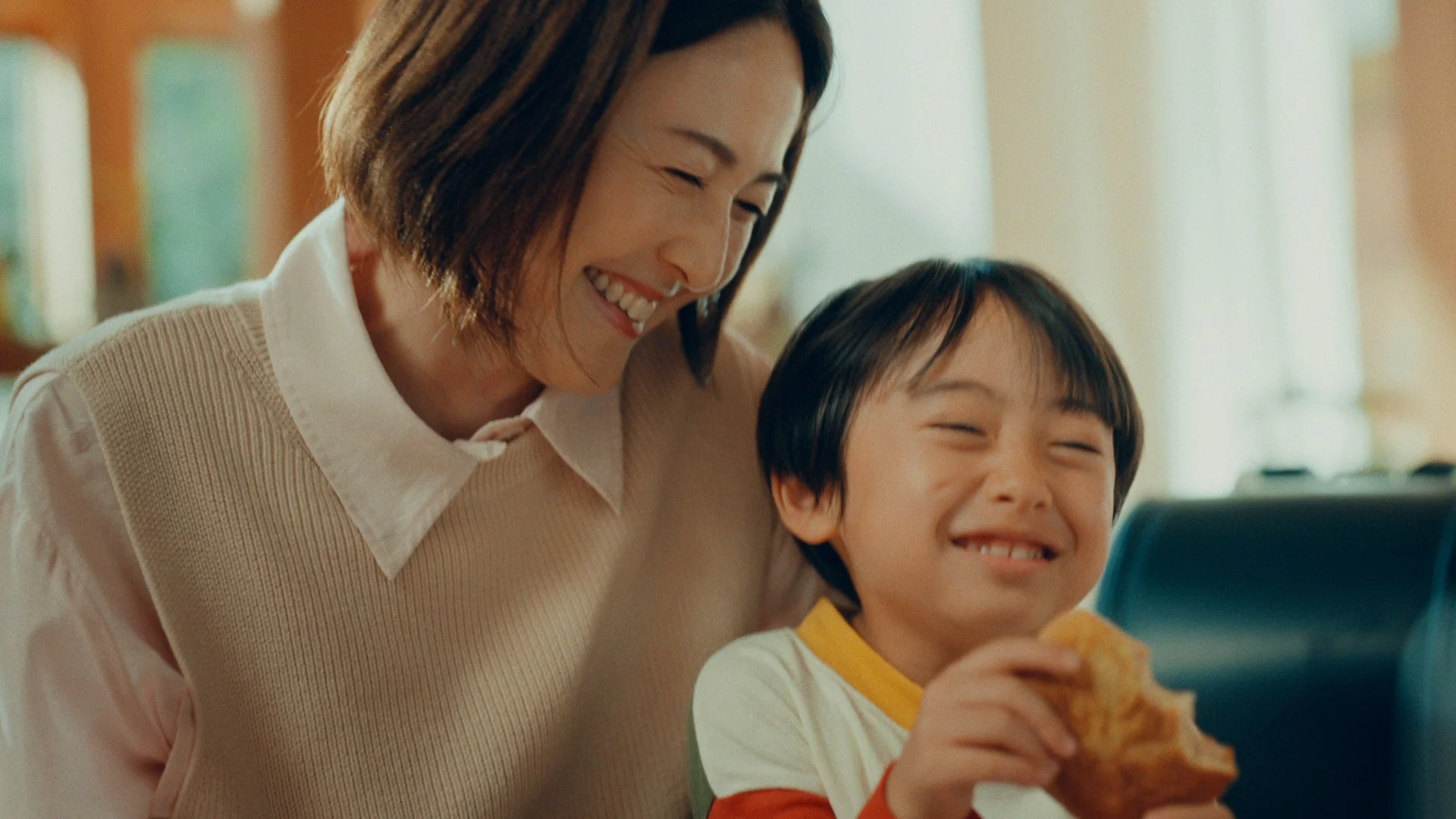 親子でパンを食べるシーン