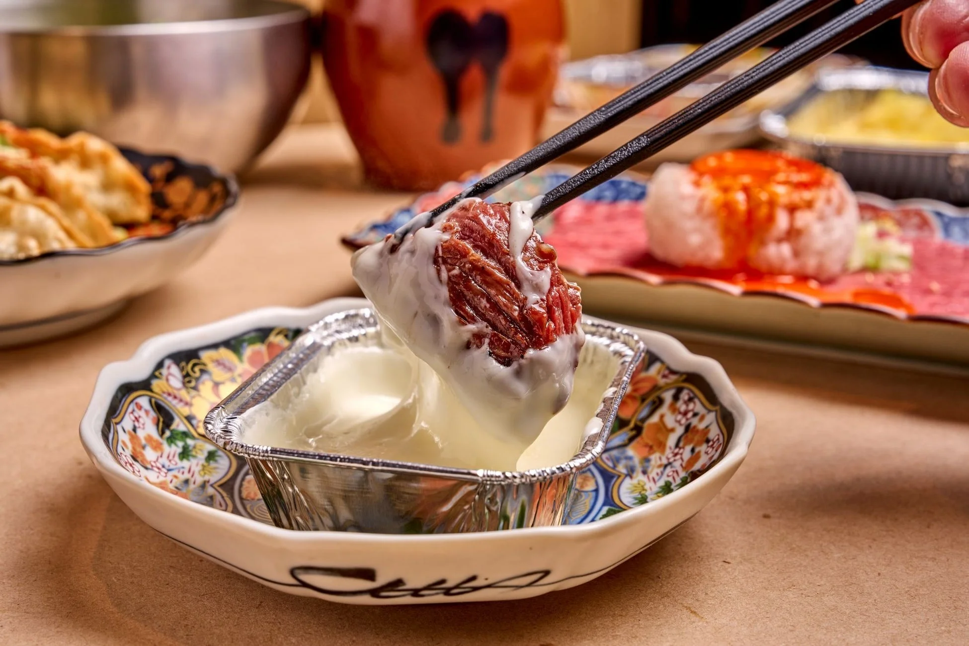食べ物、肉、牛肉、ディップ、ソース、チーズ、箸、食事、料理、餃子、ご飯、アジア料理