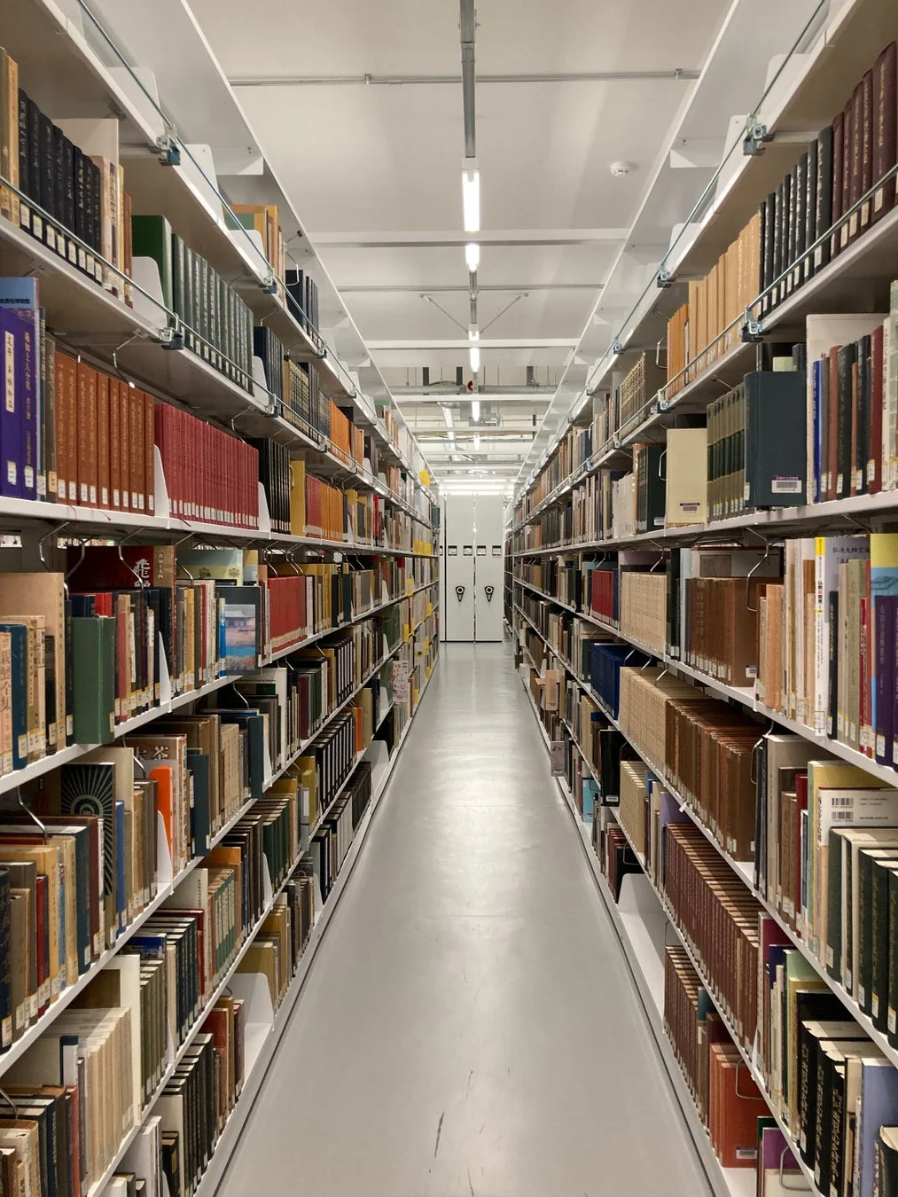 図書館の書架が並ぶ通路