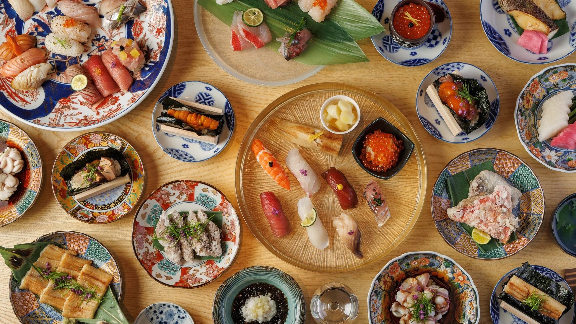 様々な寿司が並べられた豪華な食卓