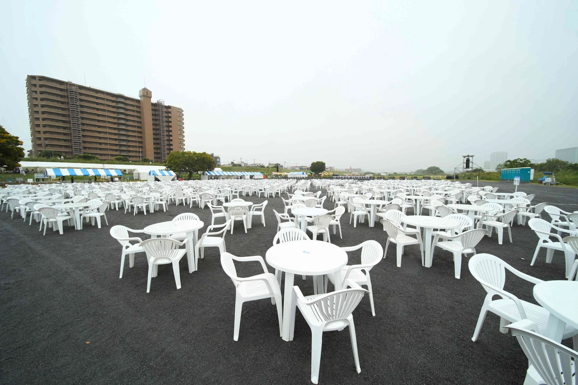 準備された屋外イベント会場の協賛席