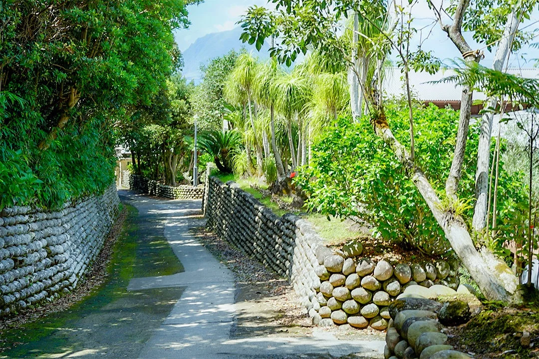 八丈島の石垣と小道