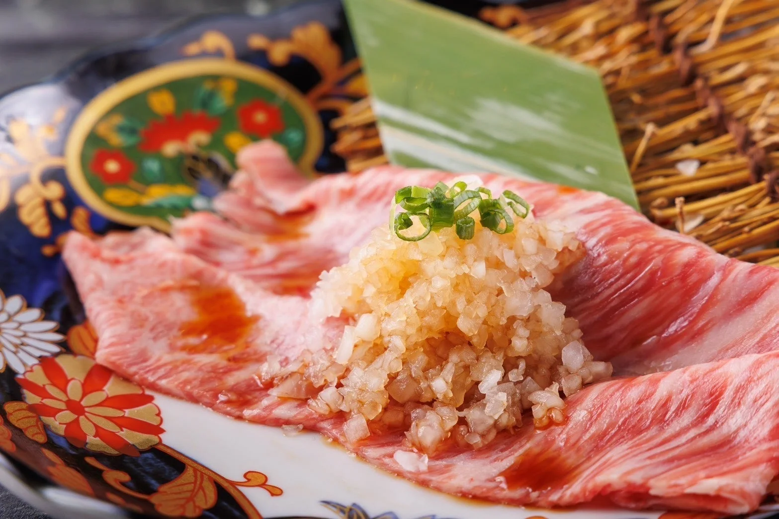 和牛、生肉、霜降り肉、牛肉、薬味、にんにく、ネギ、日本料理、グルメ、豪華、盛り付け、美食