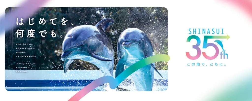 2頭のイルカが水しぶきを上げながらジャンプする様子