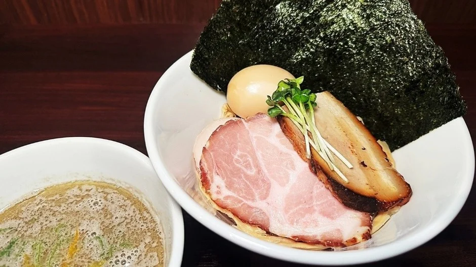 つけ麺の麺と具材、つけ汁