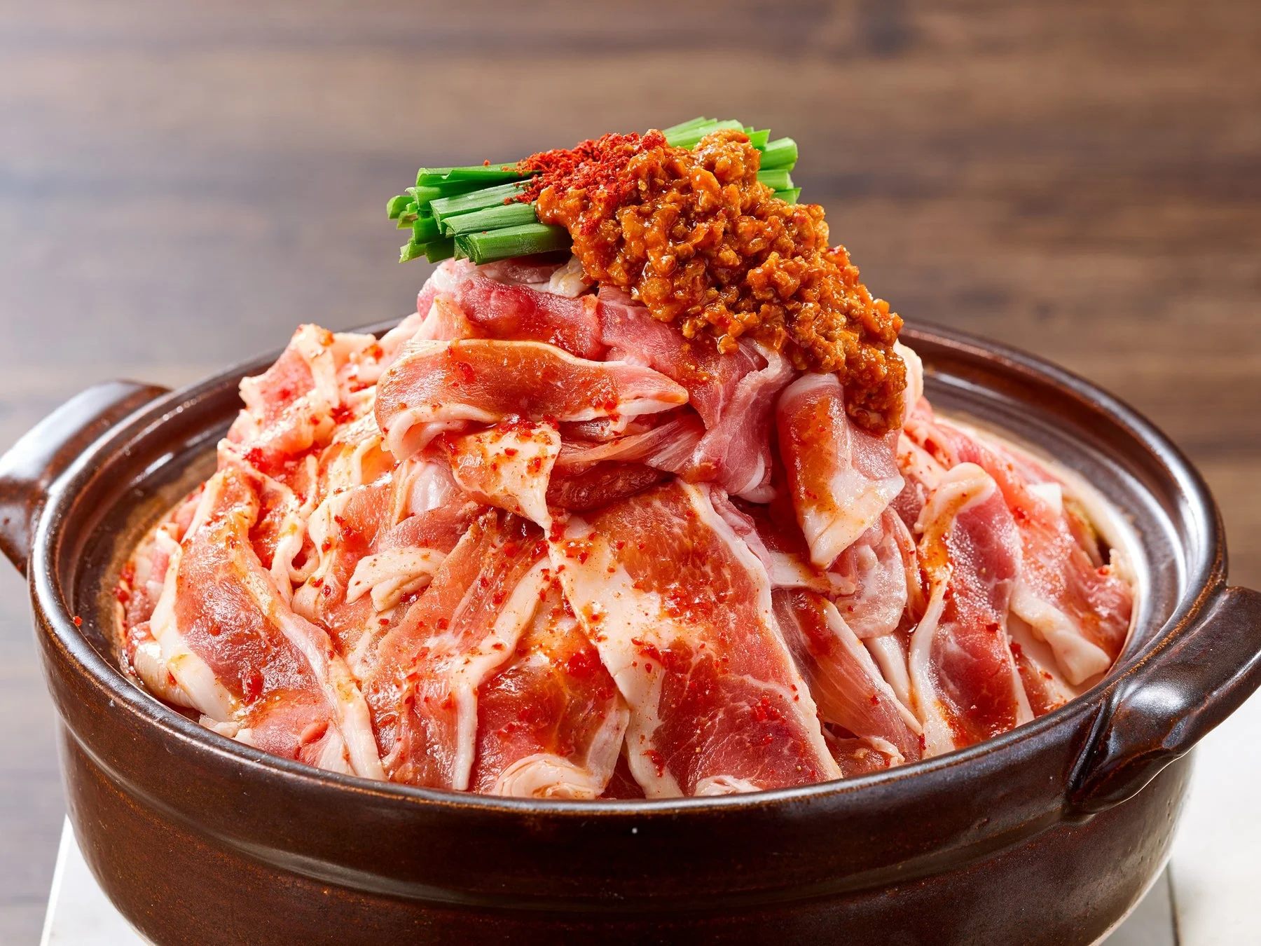 山盛りの豚肉が食欲をそそる肉マシマシ鍋