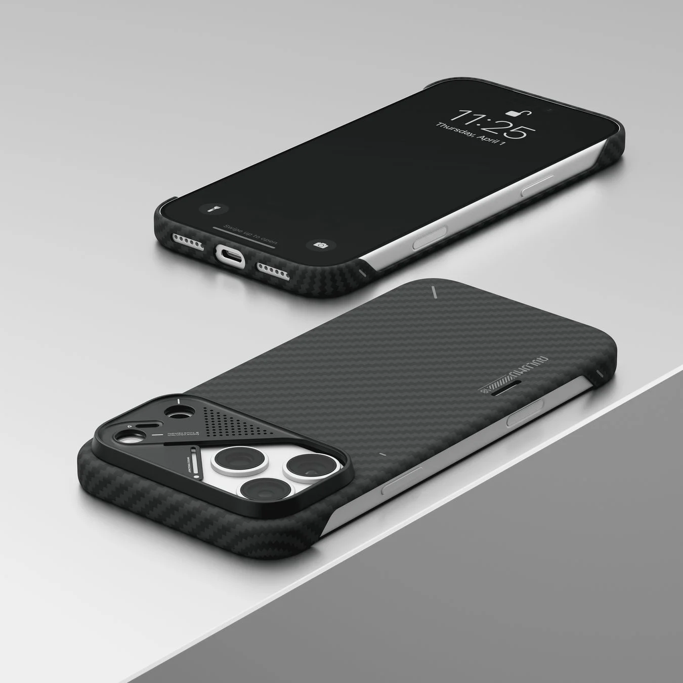 カーボンファイバー柄のケースを装着した2台のiPhoneが、モノクロームな背景に置かれています。