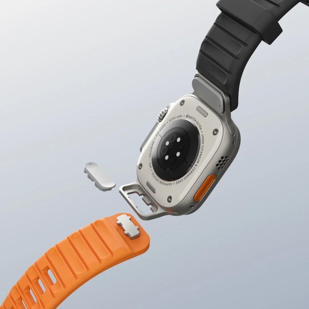 Apple Watch Ultraにバンドを取り付ける様子