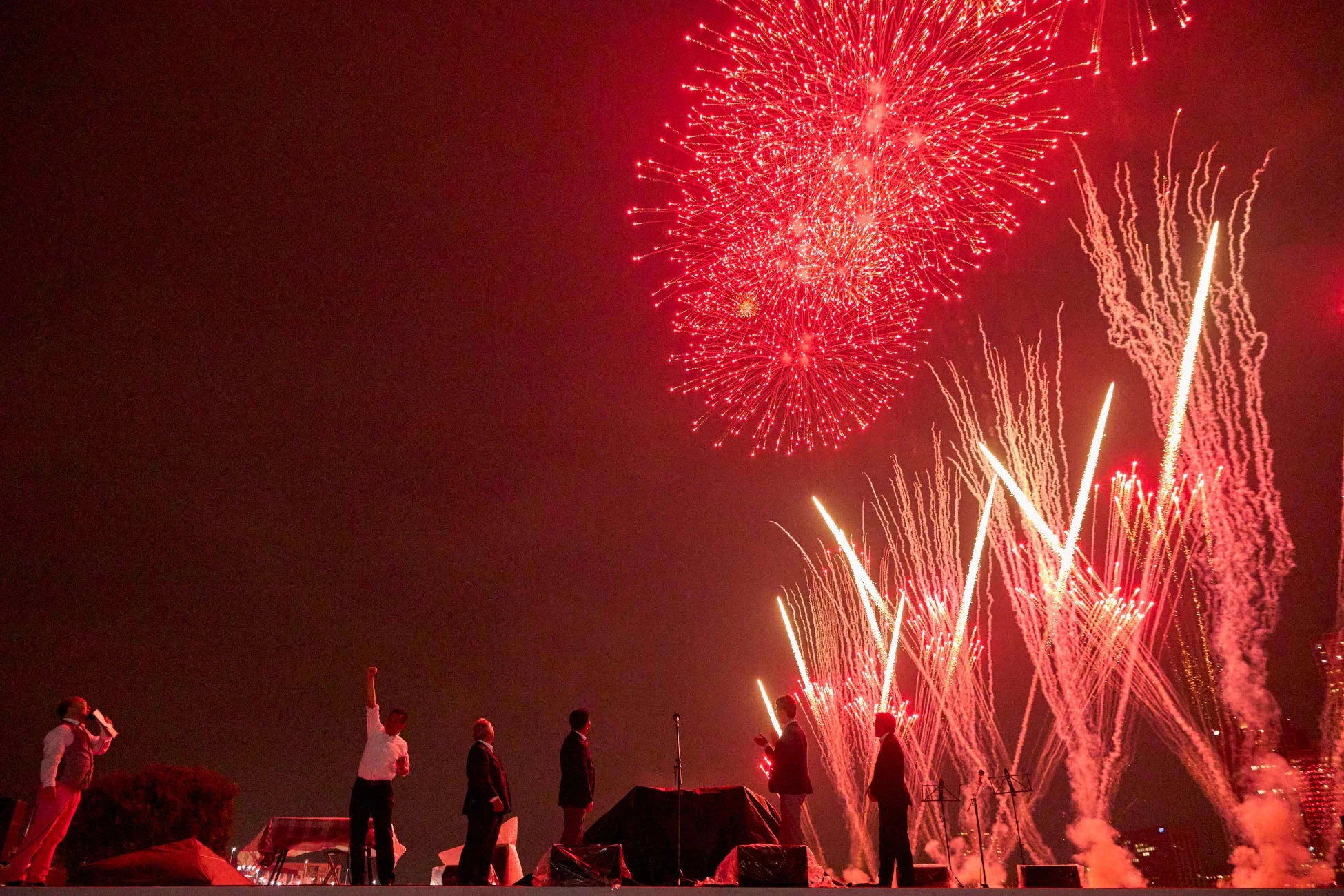 夜空に打ち上げられた花火とステージの様子