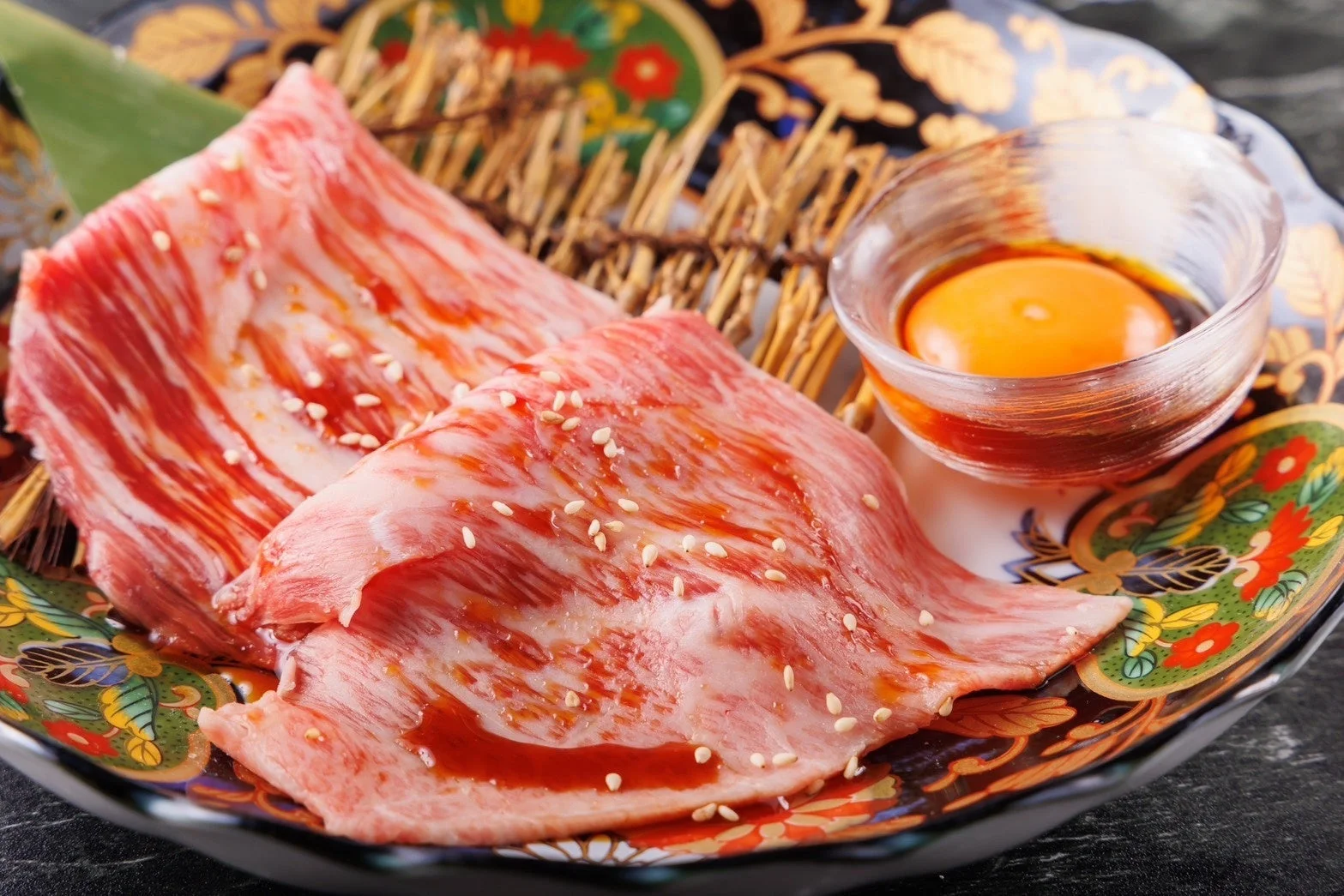 牛肉、和牛、霜降り肉、生肉、卵黄、焼肉、すき焼き、しゃぶしゃぶ、ごま、日本料理、高級食材、美食、料理