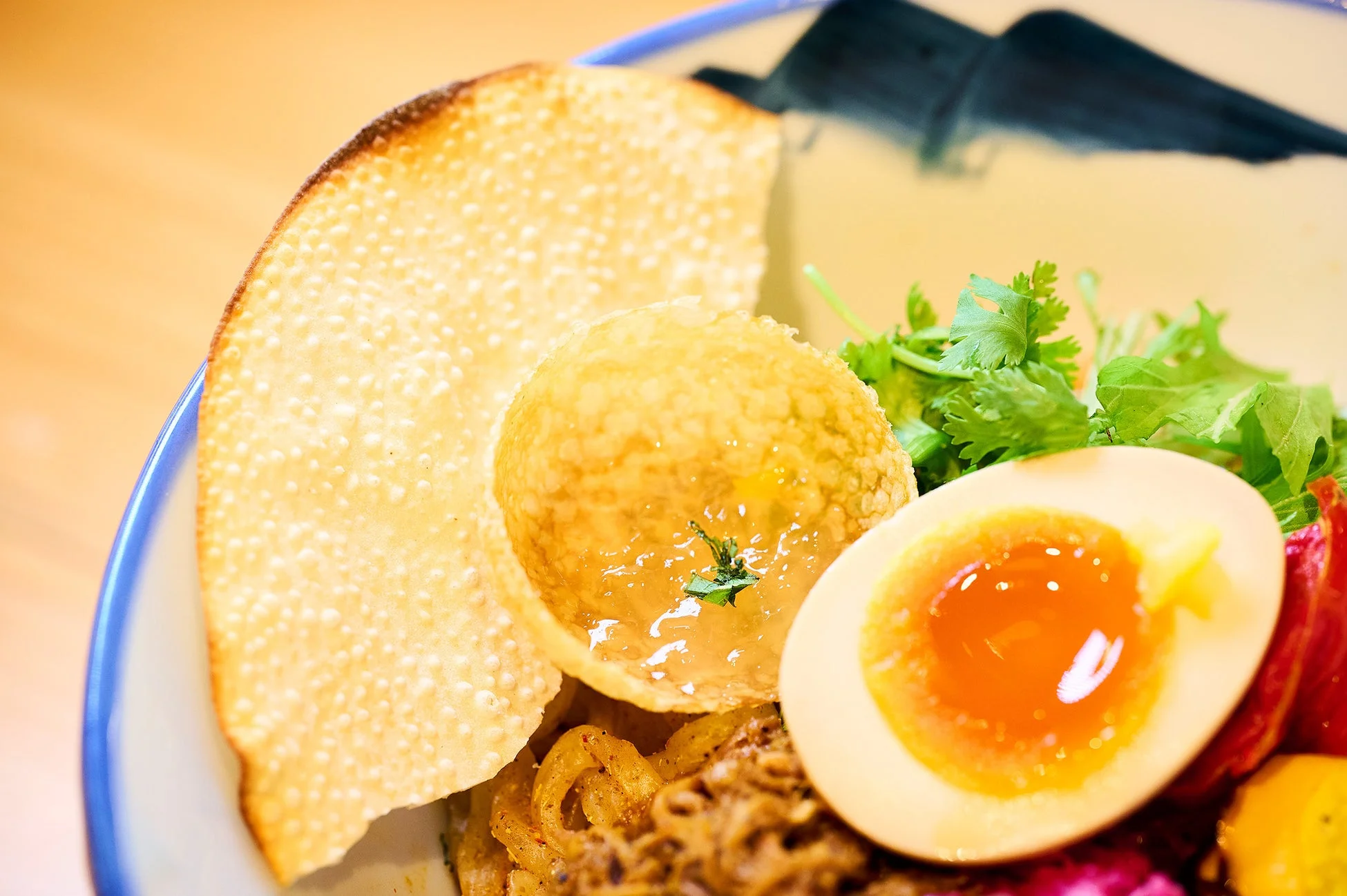 煮卵と揚げ物のクローズアップ