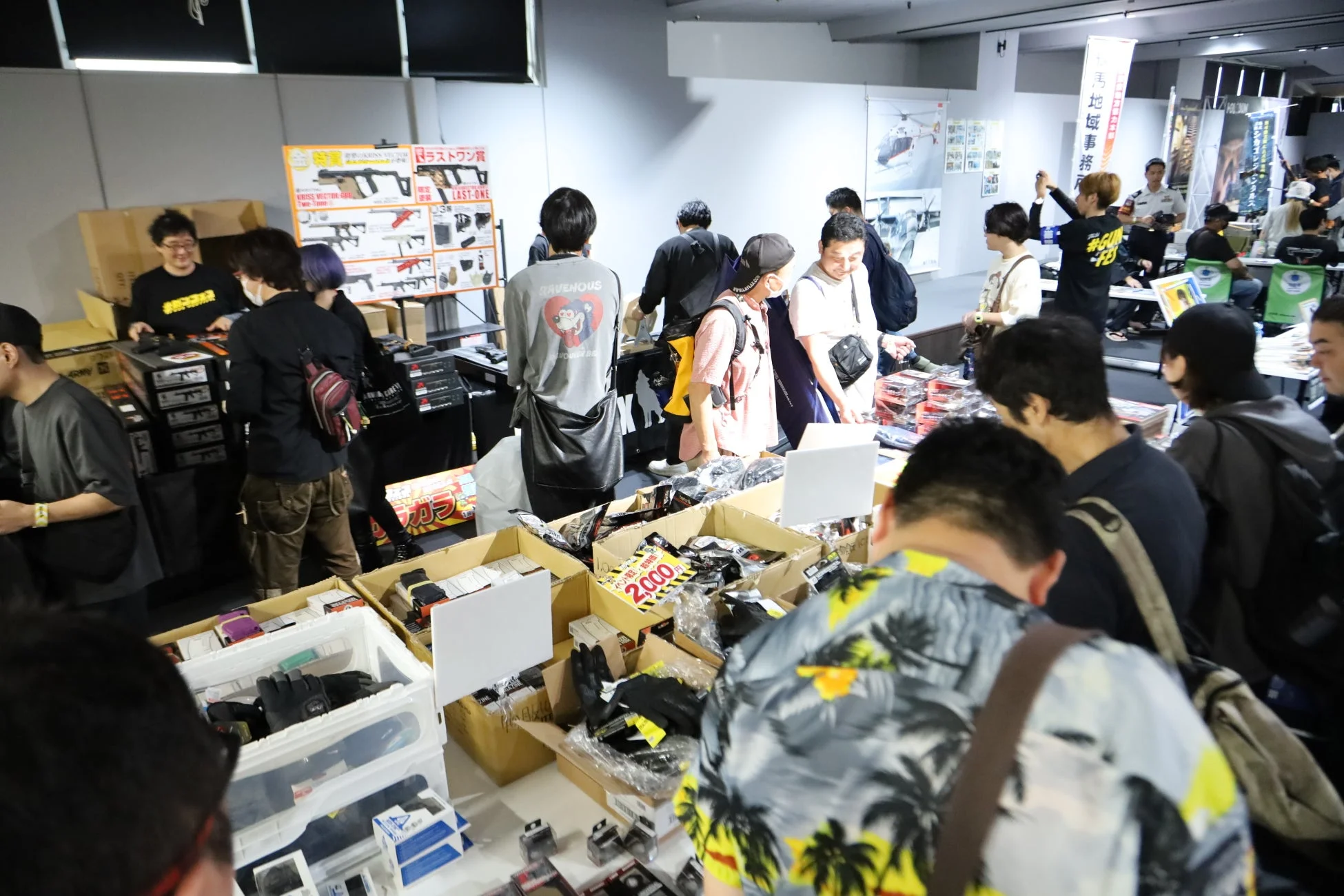 商品を見る人々