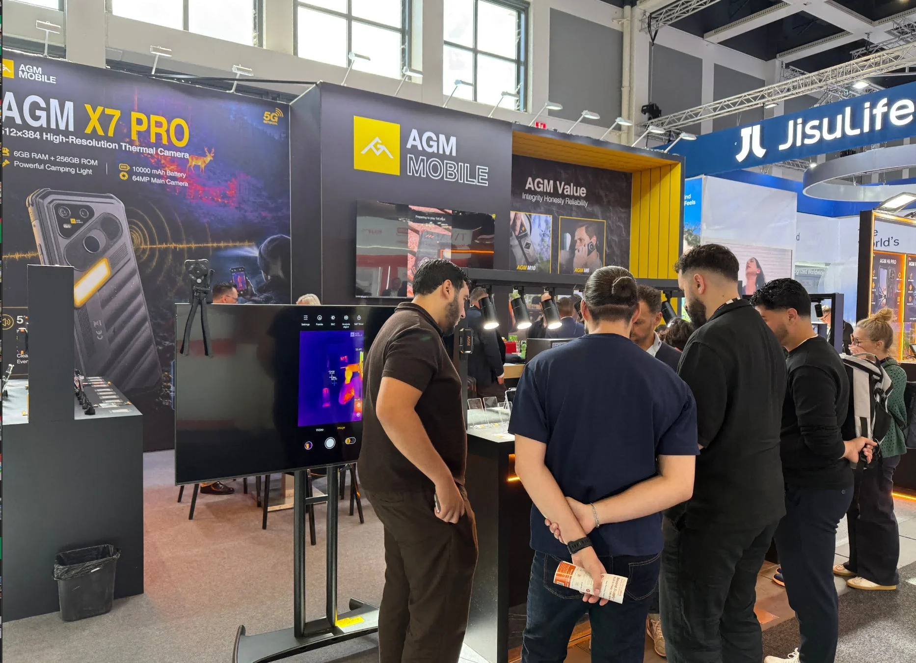 AGM X7 PROのサーマルカメラ機能を試す来場者