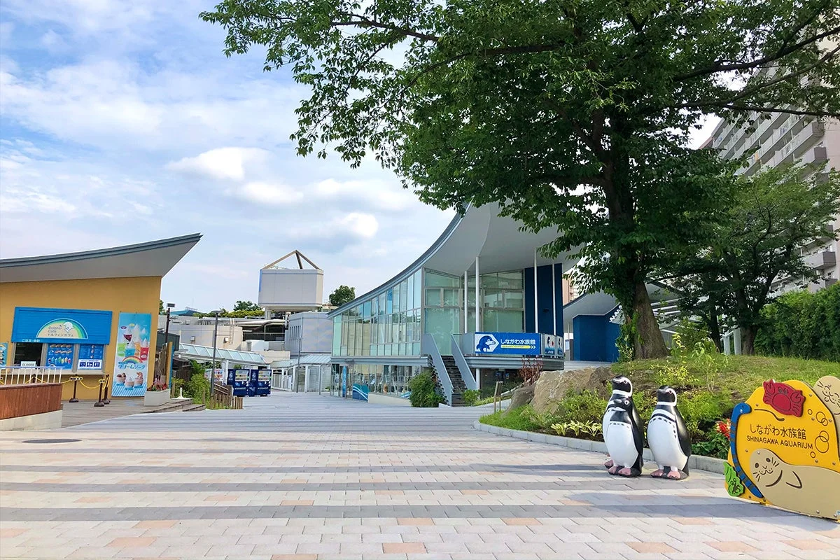晴れた日のしながわ水族館のエントランスエリアの様子