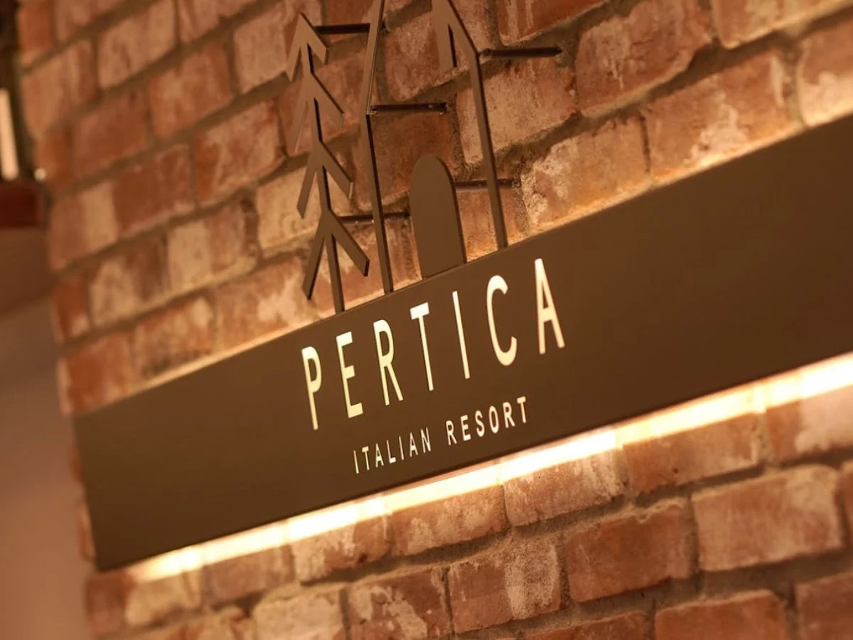 PERTICA ITALIAN RESORTの看板