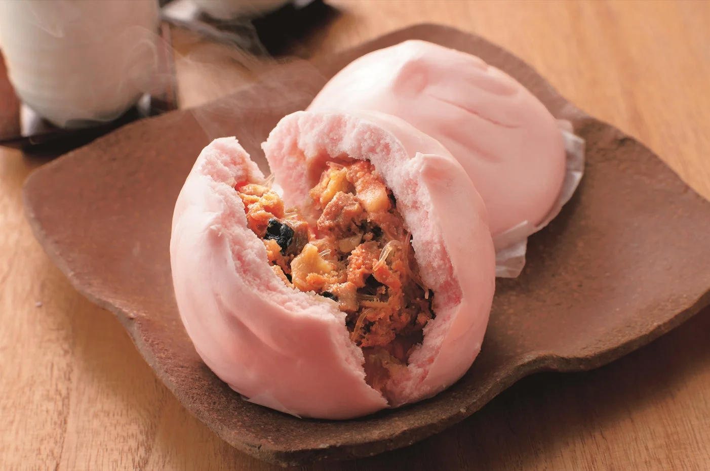 肉まん 豚まん 中華まん 蒸しパン 点心 食べ物 ピンク 温かい 湯気 断面 具材 アジアンフード 料理