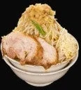 豚バラチャーシューが何枚も乗った、山盛りの麺と背脂たっぷりのこってり系ラーメンです。食欲をそそるボリューム感があります。