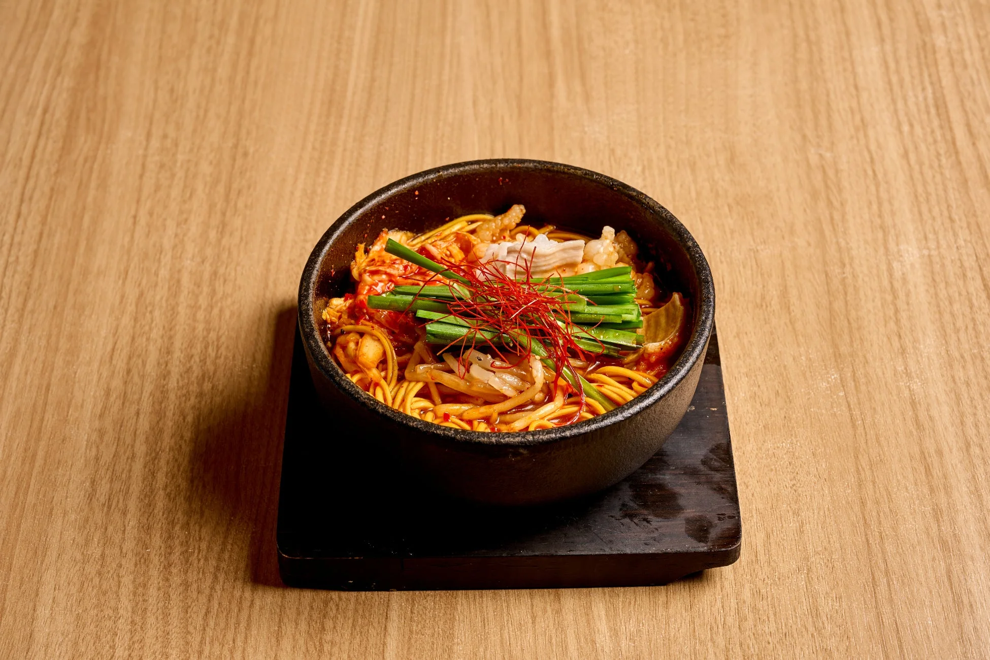 麺料理、ラーメン、キムチラーメン、韓国料理、辛い、グルメ、食事、ネギ、もやし、豚肉、鍋料理、アジアンフード