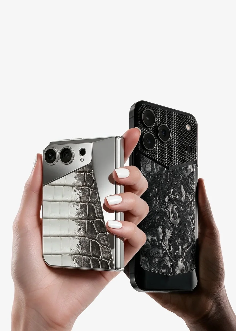 ワニ革デザインの折りたたみスマホとメッシュデザインのスマホ