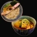 二種類の和食料理が写っています。一つはチャーシューと海苔が乗った麺料理で、もう一つは蓮根などの具材が入った汁物です。