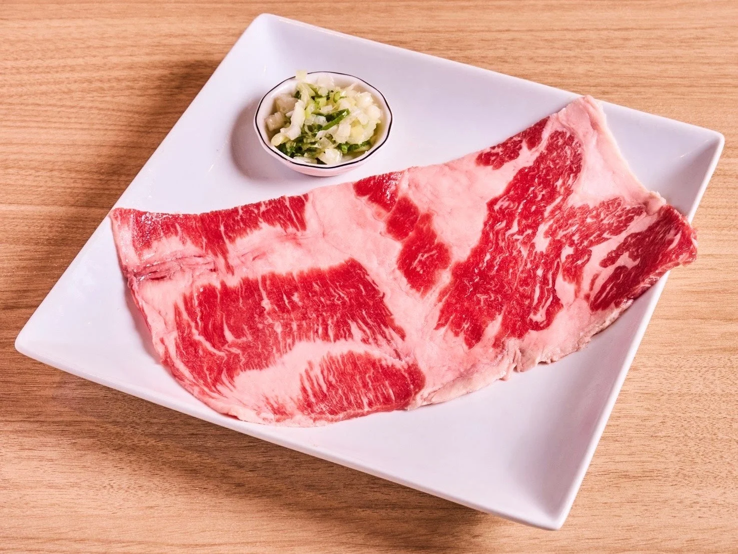 牛肉、生肉、焼肉用、霜降り、食材、肉、プレート、ネギ、薬味