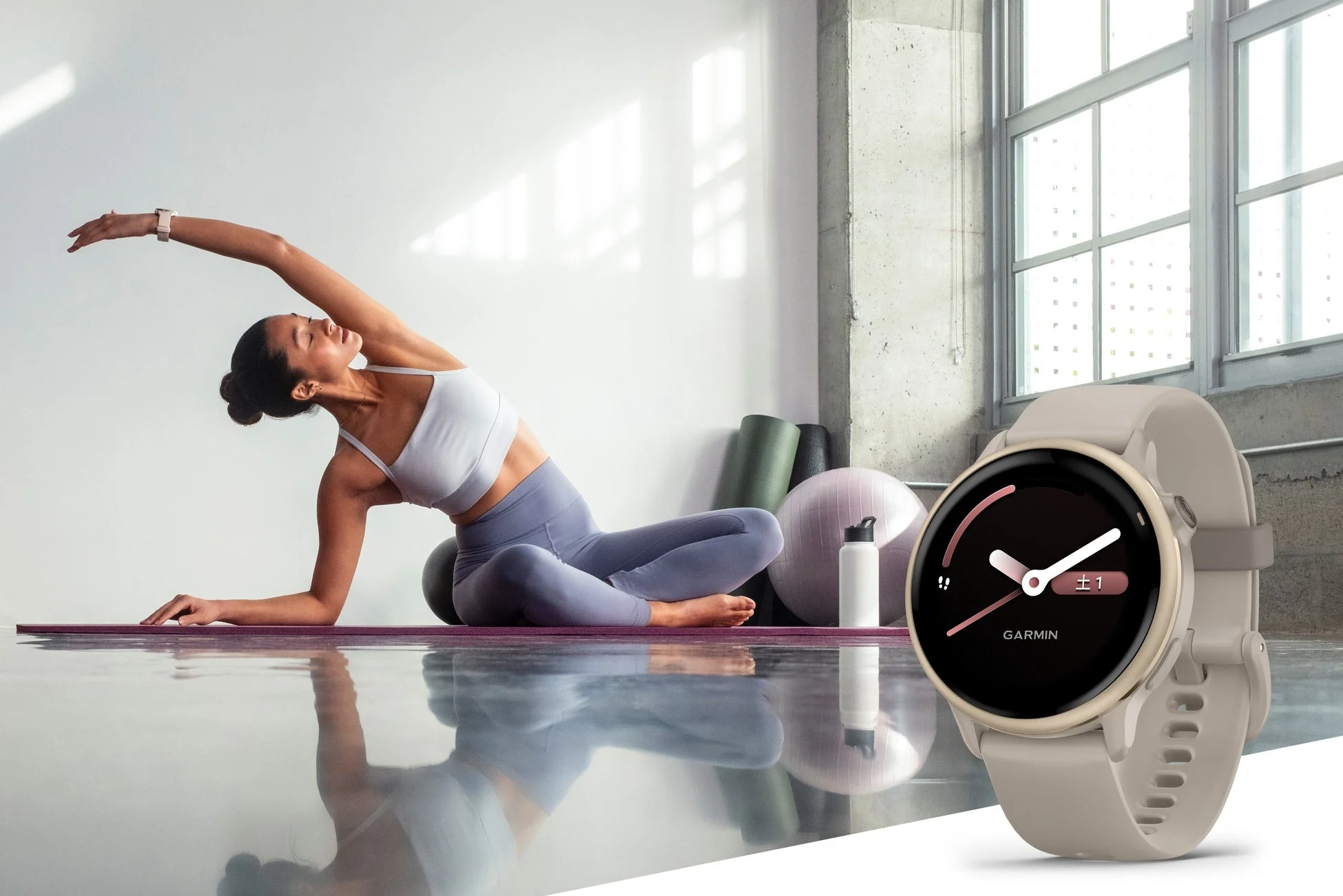 ヨガをする女性とGarminスマートウォッチ