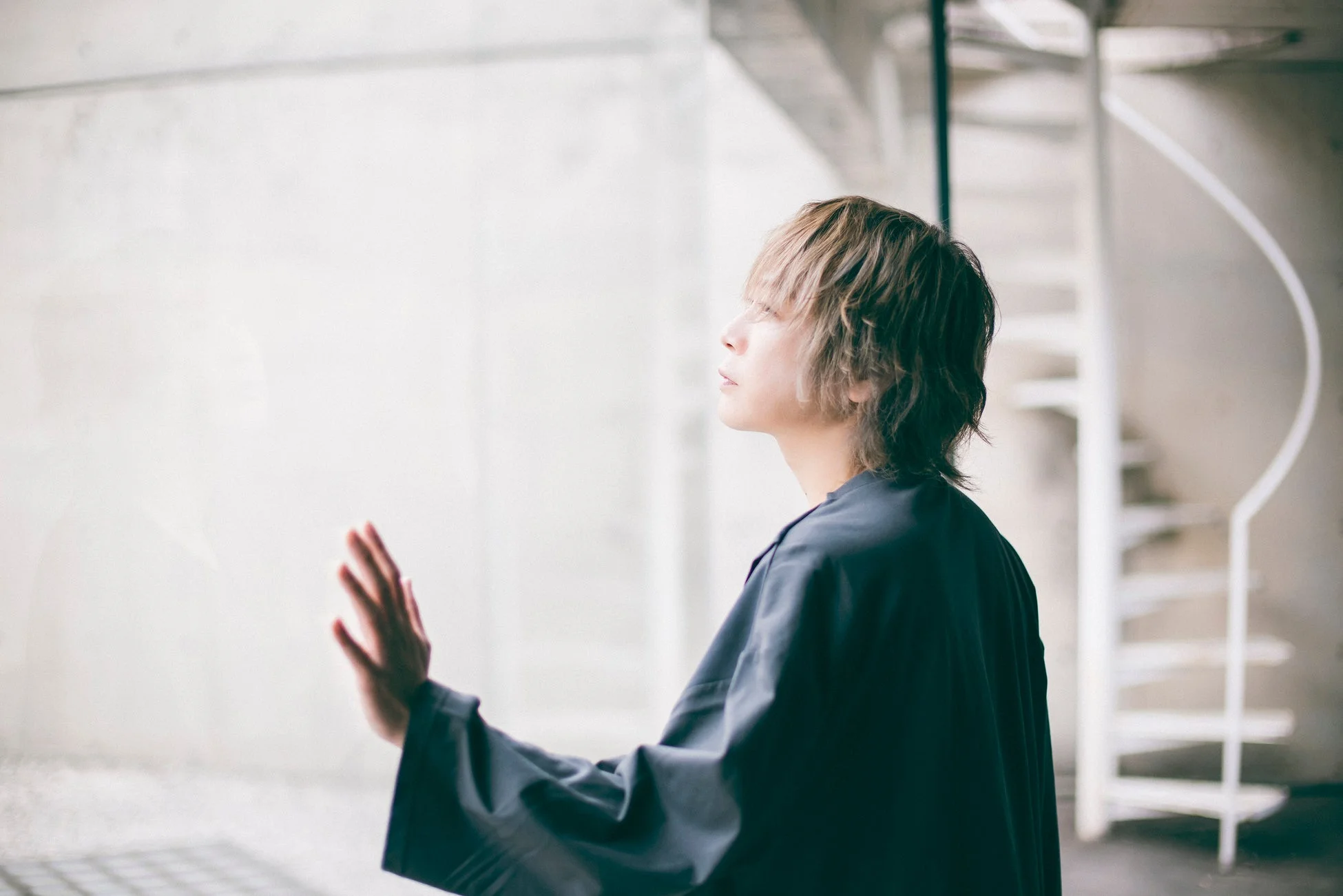 窓辺に立つ男性のポートレート